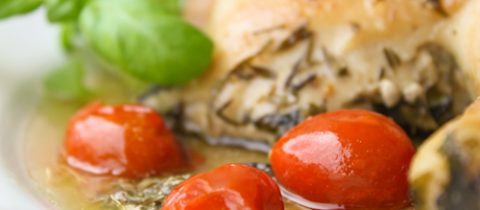 Pollo asado con albahaca y tomates cereza