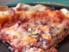 Pizza casera (con su masa) de bacon y champiñones